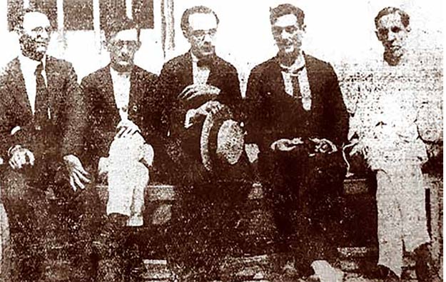 De derecha a izquierda: Alejo Carpentier, el ensayista José Antonio Fernández de Castro, un periodista,Martín Casanovas y una persona no identificada. Carpentier y Casanovas se encontraban detenidos en el vivac, sujetos a ser expulsados de Cuba por «extranjeros indeseables».