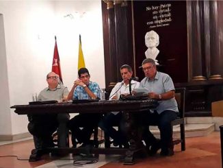 De izquierda a derecha: Roberto Méndez Martínez, Nelson Crespo Roque (moderador), Edelberto Leiva Lajara y Félix Julio Alfonso López.