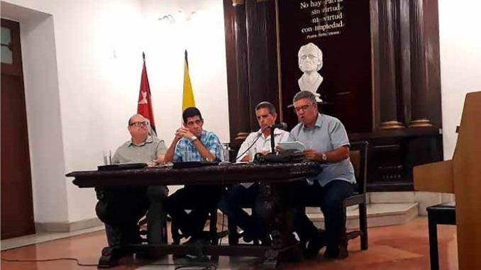 De izquierda a derecha: Roberto Méndez Martínez, Nelson Crespo Roque (moderador), Edelberto Leiva Lajara y Félix Julio Alfonso López.