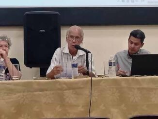 Integrantes del panel. De izquierda a derecha: Denia García Ronda, Ricardo Hernández Otero (moderador) y Axel Li.
