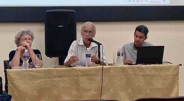 Integrantes del panel. De izquierda a derecha: Denia García Ronda, Ricardo Hernández Otero (moderador) y Axel Li.