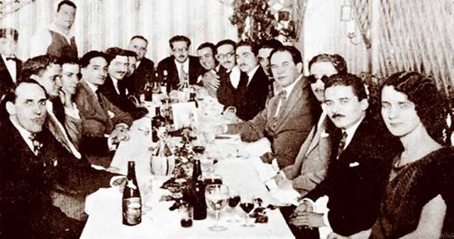 Los minoristas homenajean al barítono italiano Titta Ruffo (cuarto de la derecha).