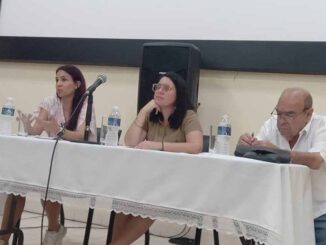 Panel de En Diálogo. De izquierda a derecha: Yamilet Hernández Galano, Laura Vázquez Fleitas y Ciro Bianchi Ross.