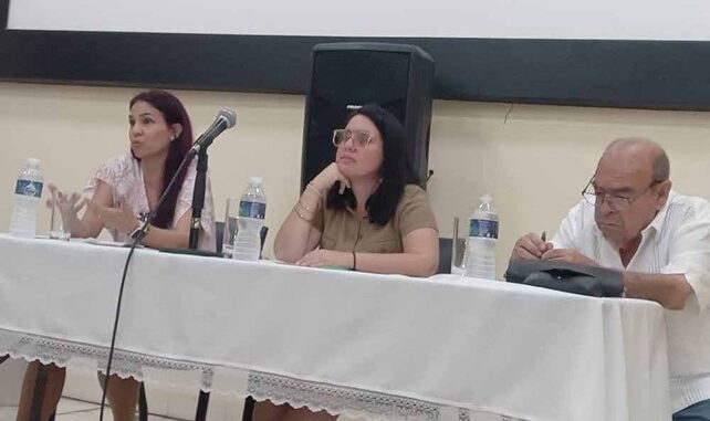 Panel de En Diálogo. De izquierda a derecha: Yamilet Hernández Galano, Laura Vázquez Fleitas y Ciro Bianchi Ross.