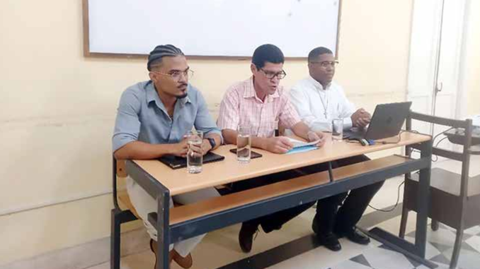 Panel de «En Diálogo». De izquierda a derecha, Geam Carlo Rosillo Domínguez, Nelson O. Crespo Roque (moderador) y Carlos Alberto Fernández Borges.