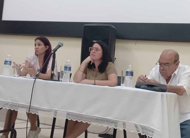 Panel de En Diálogo. De izquierda a derecha: Yamilet Hernández Galano, Laura Vázquez Fleitas y Ciro Bianchi Ross.