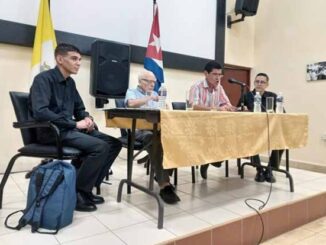 Panel del encuentro «Cuba: pensamiento y cultura». De izquierda a derecha: Dionne Alejandro Fleitas García, P. Luciano Borg, osa., Nelson Crespo (moderador) y Lázaro Jesús Aguilar Ortiz (autor).
