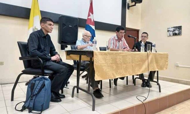 Panel del encuentro «Cuba: pensamiento y cultura». De izquierda a derecha: Dionne Alejandro Fleitas García, P. Luciano Borg, osa., Nelson Crespo (moderador) y Lázaro Jesús Aguilar Ortiz (autor).