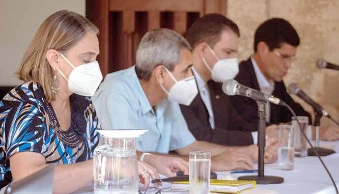 Panelistas participantes. De izquierda a derecha: Ana María Álvarez-Tabío Albo, Mario A. Rivero Errico, Yasmany Ibaldo Pérez Marañón y Nelson O. Crespo Roque (moderador).