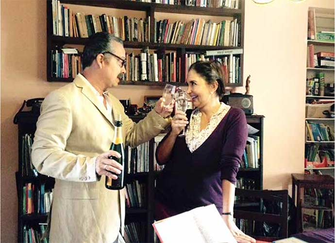 Los actores Eva González y Roque Moreno durante la puesta en escena de la obra El Diccionario.