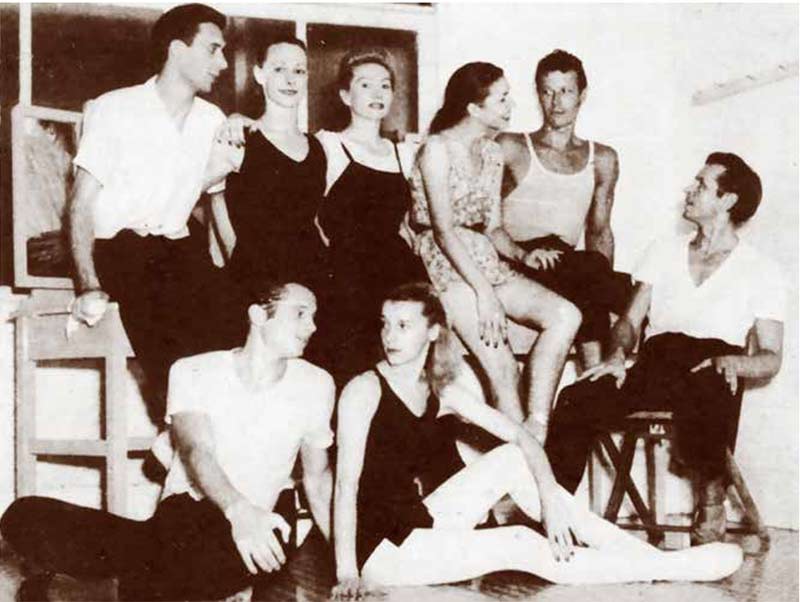 Primeros bailarines del Ballet Ruso del Coronel De Basil. De izquierda a derecha, detrás: Vladimir Dokoidosky, Nina Strogónova, Olga Morosova, Tatiana Stepanoya y Kenneth Mackenzie. Delante: Oleg Tupine, Genevieve Moulin y Roman Jasinsky. La Habana, mayo de 1946.