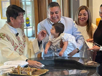 Familia bautizando a niña