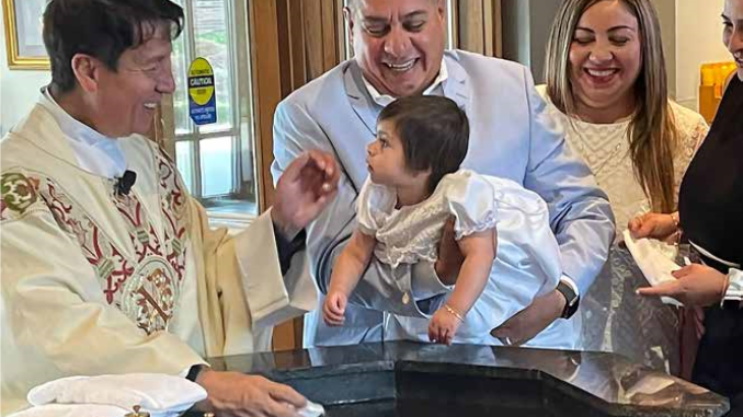 Familia bautizando a niña