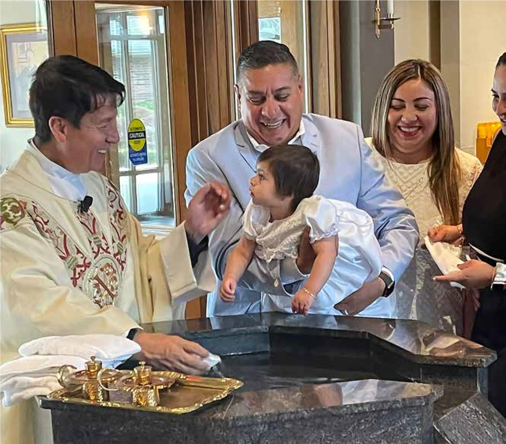 Familia bautizando a niña