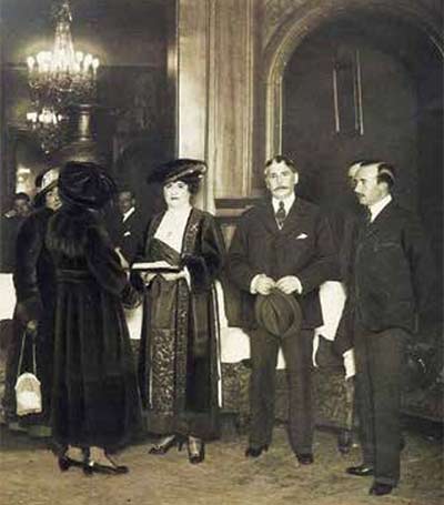 María de Lluria y Enrique, junto a otras personas, en el Ateneo de Madrid, 1919.