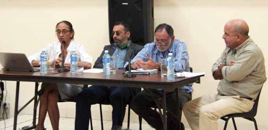 De izquierda a derecha: Felicia Chateloin, Jorge Luis Rodríguez, Roberto Dávalos y Orlando Márquez (moderador).
