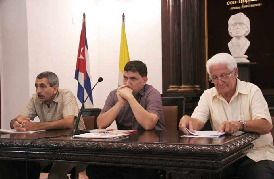 De izquierda a derecha: .Mario Castillo, Julio Antonio Fernández Estrada (moderador) y Rolando Suárez.