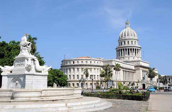 Fuente de la India en el siglo XIX y en la actualidad, con el Capitolio al fondo.