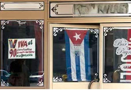 Error en la colocación de un elemento simbólico en la vía pública. Bar Payret, en la Habana Vieja.