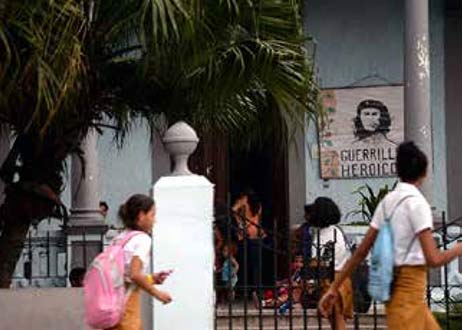 Falta de control estético sobre los carteles y anuncios públicos. Nombre de una escuela en Marianao.
