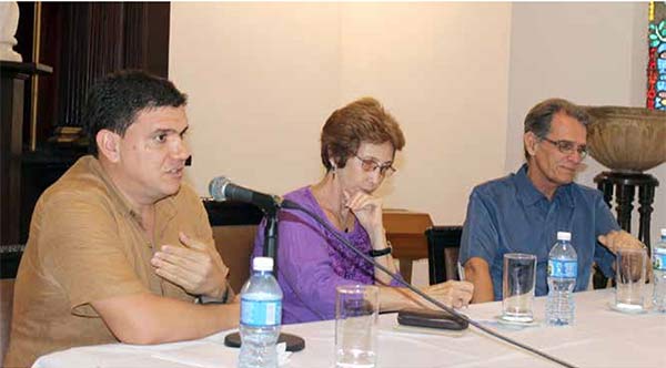 his De izquierda a derecha: Julio Antonio Fernández Estrada, Esther Suárez Durán y Gustavo Andújar (moderador).