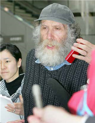 Luego de ocho meses detenido en Japón por utilizar un pasaporte no válido, Bobby Fischer es liberado en marzo de 2005 tras recibir la ciudadanía islandesa.
