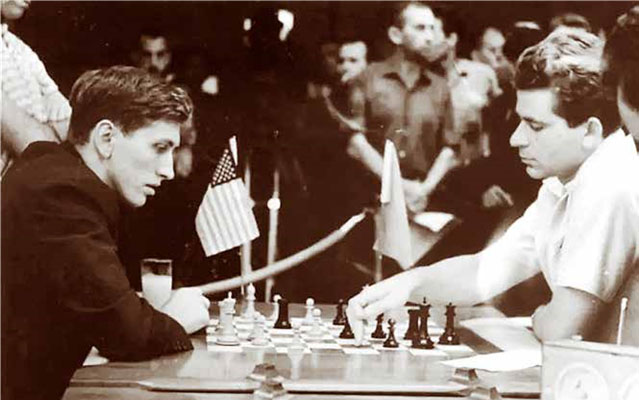 Robert Fischer y Boris Spassky se enfrentan en la Olimpiada Mundial de ajedrez de La Habana, 1966.