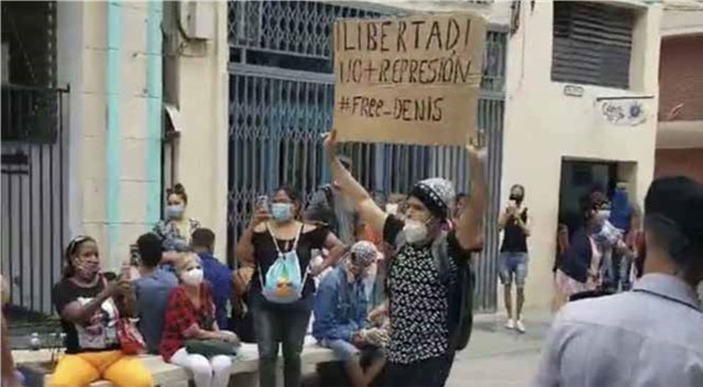 El joven Luis Robles Elizastigui se manifiesta en el Boulevard de San Rafael el 4 de diciembre de 2020 antes de ser arrestado por la policía.