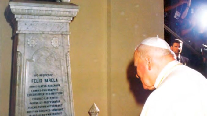 El papa Juan Pablo II ante la urna donde se conservan los restos de Félix Varela en la Universidad de La Habana.