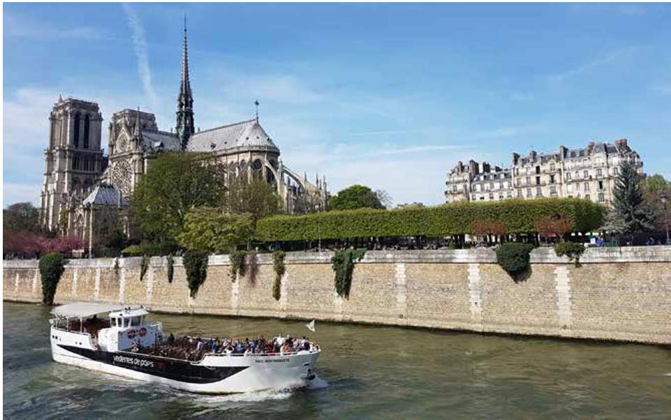 Vista de París, con el río Sena y la catedral de Notre Dame.