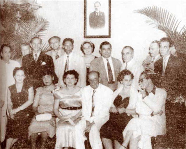 Sentado, al centro, Pancho Arango. De pie, de derecha a izquierda, el segundo es Alfonso Camín y el tercero, Enrique Pizzi de Porras. Enero de 1953 en la Casa de los Poetas.