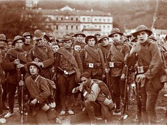 Concentración de tropas en la playa de Ondarreta con destino a la guerra de Marruecos, 1921.