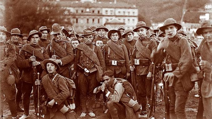 Concentración de tropas en la playa de Ondarreta con destino a la guerra de Marruecos, 1921.